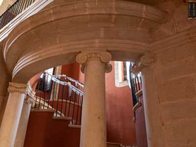 La gradinata � introdotta da un �pronao� circolare con colonne ioniche, che sorreggono un balconcino superiore